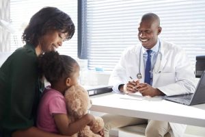 Madre e hija en consulta con el médico en la oficina